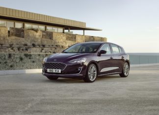 ¿Ha descubierto Ford el coche conectado o se le han adelantado? Imagen tres cuartos delantera de un Ford Focus Vignale de color granate
