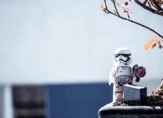 Qué juguetes conectados son seguros para tus hijos Juguete Star Wars en miniatura
