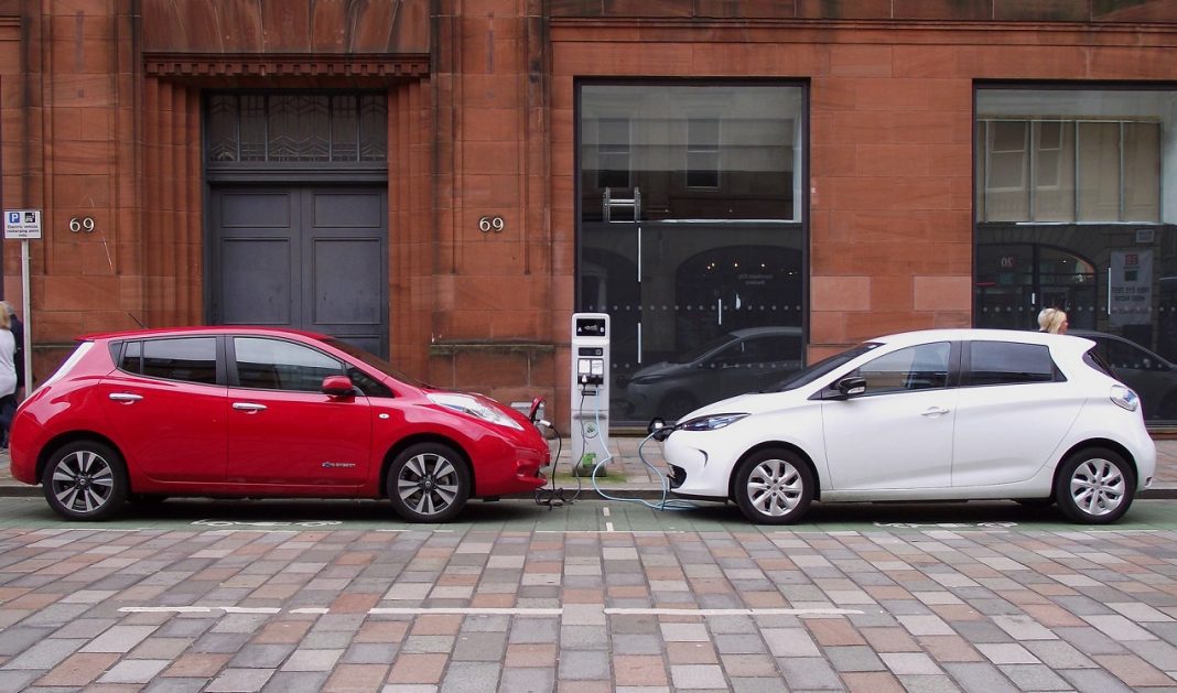 Un Nissan Leaf rojo y un Renault Zoe blanco