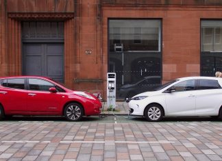 El Gobierno da 3.750 millones para que cambies tu coche Un Nissan Leaf rojo y un Renault Zoe blanco