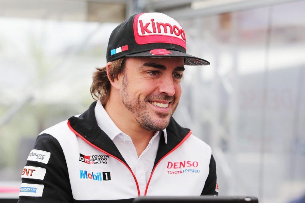 Fernando Alonso con indumentaria de Toyota Gazoo Racing y gorra de Kimoa