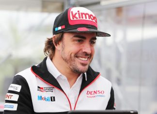 Los e-sports, la otra pasión de Fernando Alonso Fernando Alonso con indumentaria de Toyota Gazoo Racing y gorra de Kimoa