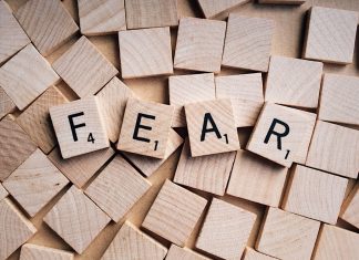 El rechazo al coche autónomo… es inexplicable Letras de madera formando la palabra FEAR, que en español significa 'miedo'