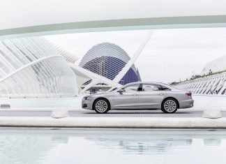 Un hacker prueba la WiFi del Audi A8, ¿qué ha descubierto? Audi A8 de color plateado, foto de perfil con el coche posando en la ciudad de las artes y las ciencias