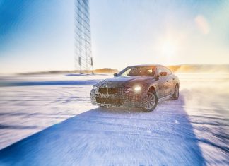 Vídeo: Cómo utiliza BMW el frío para hacer mejores coches eléctricos Foto de tres cuartos delantero del BMW i4 circulando por una carretera nevada