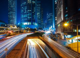 Qué hará con los automóviles el futuro gobierno Ciudad de noche con tráfico difuminado