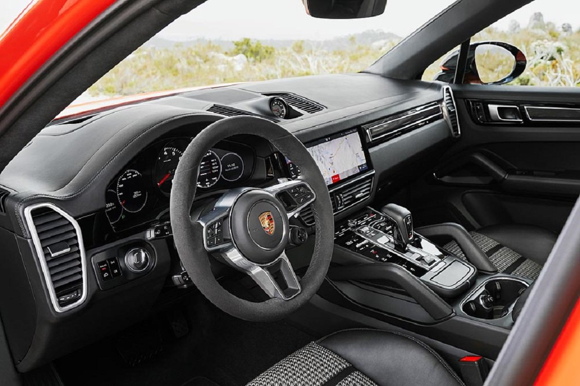Imagen del interior del Porsche Cayenne Coupé y su llamativo salpicadero