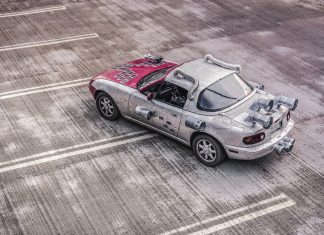 Si quieres que tu coche dure más, ¡bájate su última actualización! Imagen de un Mazda MX5 de primera generación tuneado