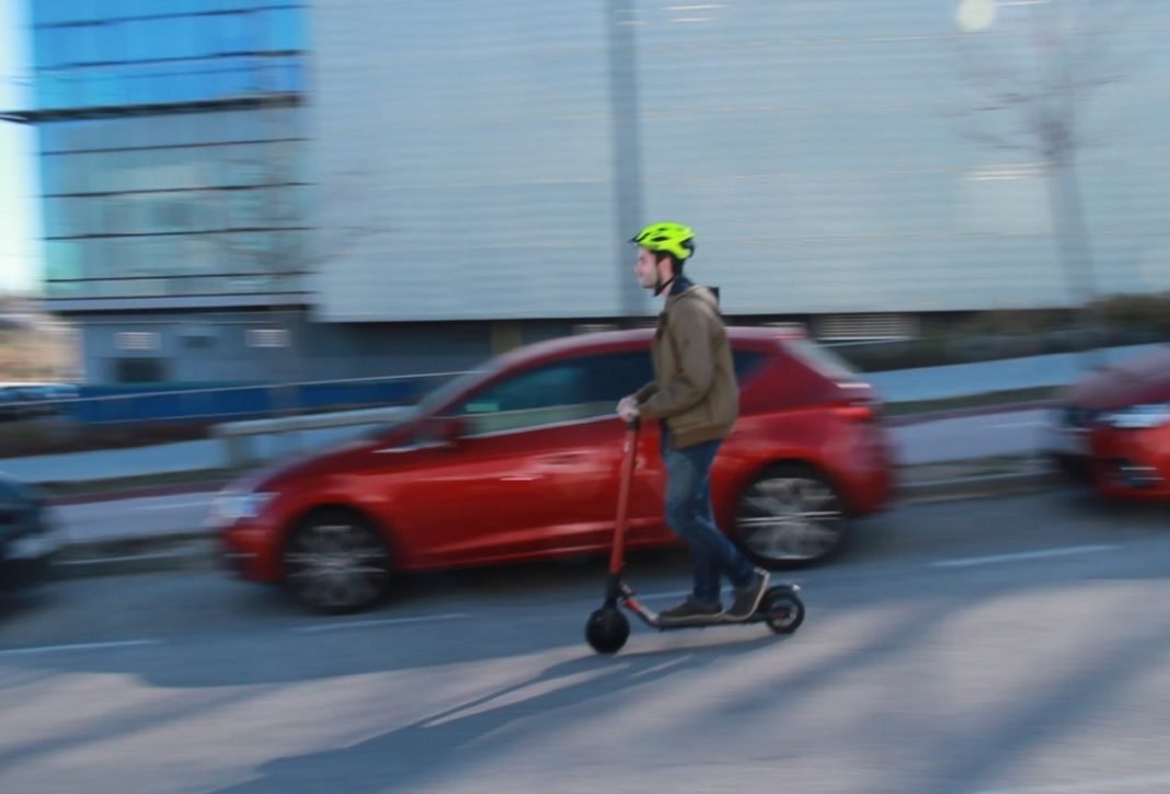 Persona conduciendo cuesta abajo el patinete de Seat
