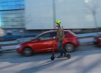 ¿Iremos todos en medios de transportes… individuales? Persona conduciendo cuesta abajo el patinete de Seat