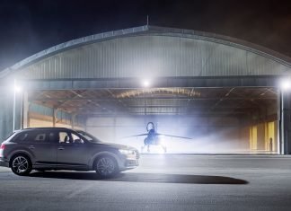 Cuatro hackers analizan el Audi SQ7 que conduce Messi Foto de un Audi SQ7 con una avión en un hangar