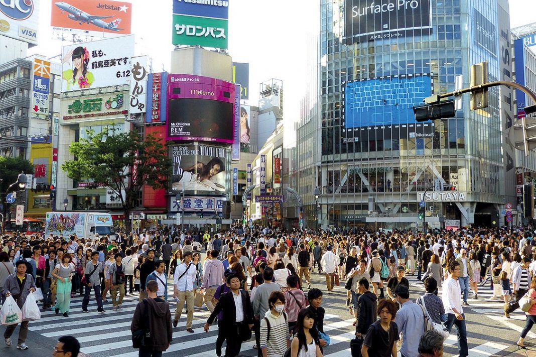 Imagen de gente cruzando la calle en un barrio de Japón