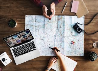 Qué te puede pasar si usas el GPS desde 6 de abril Imagen de unas personas planificando su ruta