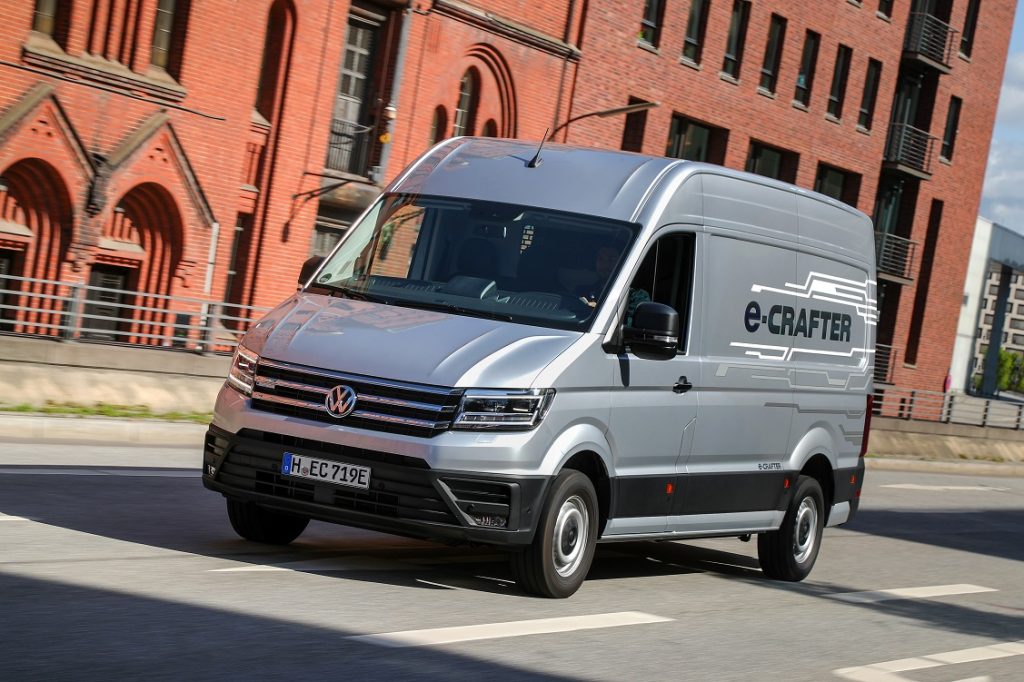 Imagen de una VW e-Crafter circulando por una carretera