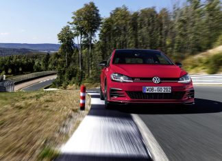 Con qué viene gratis, durante 10 años, el último VW Golf GTI Imagen de un VW Golf GTI TCR rojo de frente