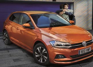 Lo bueno -y lo malo- de compartir la letra del coche Imagen de dos personas dándose un abrazo junto a un VW Polo