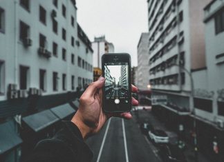 Redes 5G: ¿son ciberseguras o un riesgo para tu móvil, tu coche…? Imagen de una calle vista desde la pantalla de un móvil