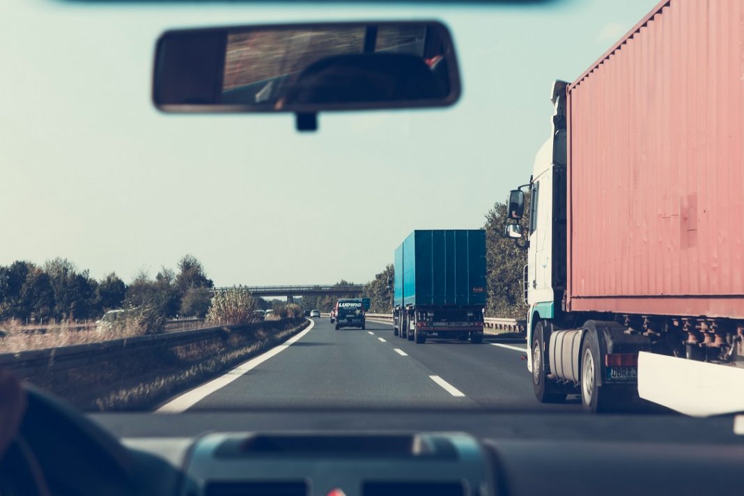 Imagen de un coche en autopista