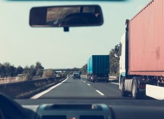 La DGT se pone seria con el carril izquierdo Imagen de un coche en autopista