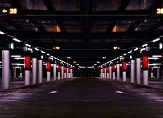 Vídeo: ¿Puede una app hacer desaparecer los coches? Imagen de un aparcamiento completamente vacio