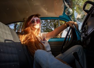 ¿Qué beneficio puede tener para un coche el contar con Android? Imagen de una mujer a bordo de un coche