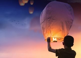 ¿Qué pasa con la tecnología que viene de China? Un niño chino suelta un farolillo