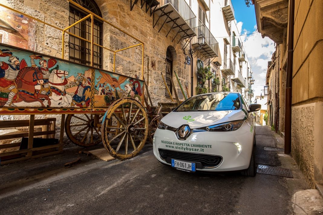 Imagen de un Renault Zoe eléctrico circulando por una calle