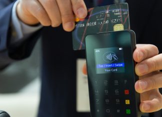 Sea lo que sea que vayas a adquirir -incluso un auto-: por qué el pago digital debe ser ciberseguro Imagen de una persona pagando con tarjeta de crédito