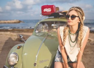 La aplicación con la que puedes saber todo de tu Volkswagen UNa chica está apoyada en su Volkswagen Escarabajo