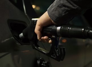 Las marcas no te podrán ‘engañar’ con el consumo de sus modelos Precio de una persona repostando gasolina