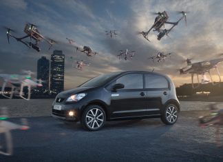 Vídeo: ¿es este Seat el coche eléctrico más barato que puedes comprar? Imagen del Seat Mii Electric rodeado de drones