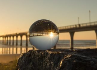 Las marcas ya saben cómo será tu coche en el año 2032 Imagen de un puente visto a través de una bola de cristal