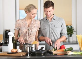 Ya no puedes fiarte… ni de los robots de cocina Una pareja está en la cocina