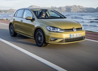 VW Golf 1.0 TSI Ready2Go: por qué pagar 1€ de más Volkswagen Golf de color mostaza circulando por carretera