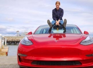Simone Giertz: La ‘youtuber’ que ha creado un Tesla pick up antes que Elon Musk Imagen de Simone Giertz sentada en el techo de su Tesla
