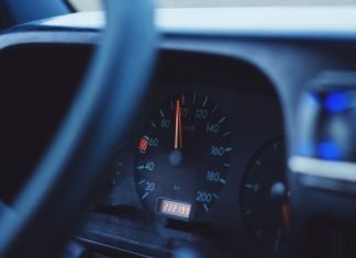 La tecnología, ¿amiga o enemiga para conducir? Imagen de un panel de instrumentos de un coche