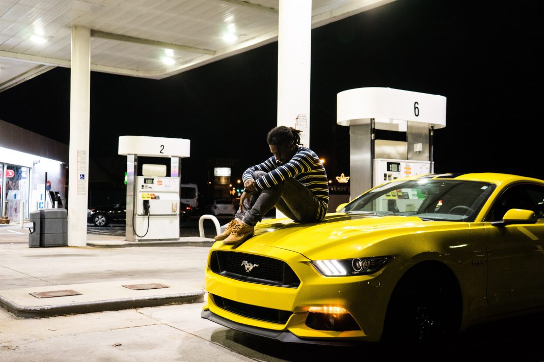 Gasolinera de noche