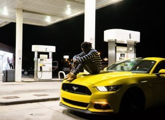 ¡Que baje el precio de la gasolina ya! Gasolinera de noche