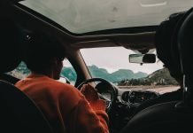 Una playlist ‘de película’ para tus viajes de agosto Personas que escuchan música mientras conducen