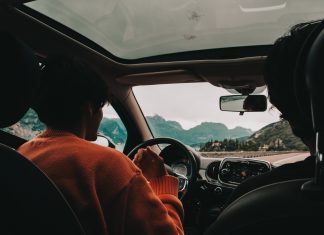 Una playlist ‘de película’ para tus viajes de agosto Personas que escuchan música mientras conducen