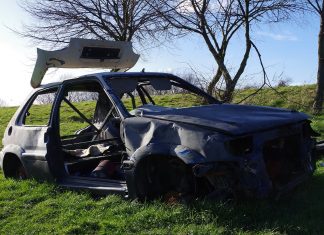 Día contra el Ransomware: ¿Pueden secuestrar tu coche y pedirte una recompensa? Imagen de un coche abandonado y calcinado