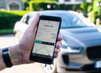 ¡Necesito un abrazo! Imagen de una persona sujetando un móvil que tiene la app de Jaguar abriendo