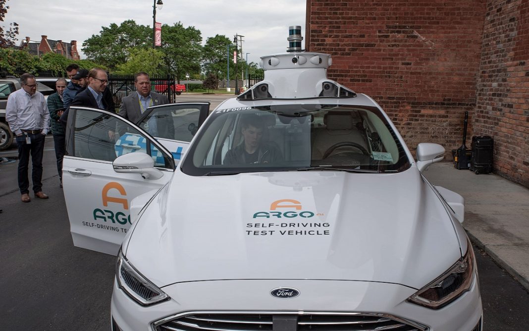 Imagen del Alcalde Barnett subiendo a un Ford Mondeo autónomo