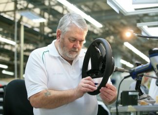 Noel Thompson: 52 años tapizando a mano… y a máquina Imagen de Noel Thompson, tapicero en la fábrica de Bentley