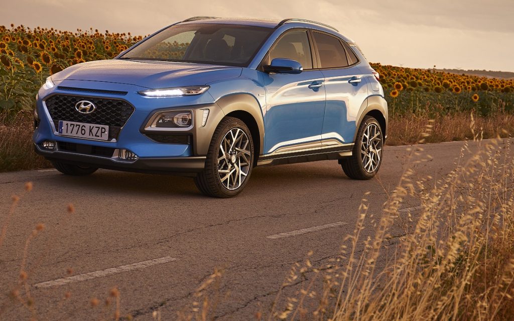 Imagen de un Hyundai Kona híbrido de color azul en una carretera