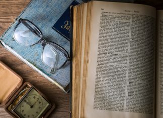 Internet no terminó con… los libros de texto Imagen artistica de un libro antiguo sobre una mesa