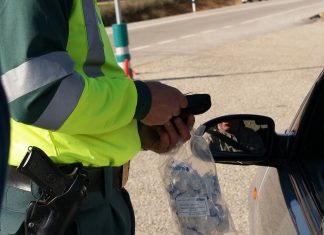 Cómo pasar la ITV en medio de la carretera Imagen de un guardia civil junto a un vehículo
