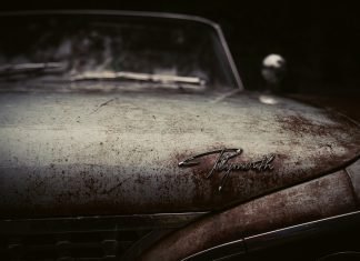No sólo los yogures caducan… Imagen de un coche viejo que acumula suciedad en un garaje