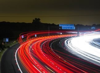 ¿Hace falta adaptar las carreteras para el vehículo conectado? Imagen de una carretera con tráfico por la noche