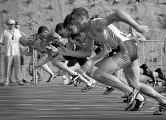 La selección española se la juega… pero no al fútbol Salida de una carrera de atletismo. Es en blanco y negro y se ve a los corredores dando su primera o segunda zancada